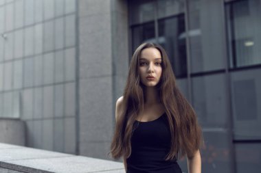 Uzun saçlı esmer ile kentsel tarzı