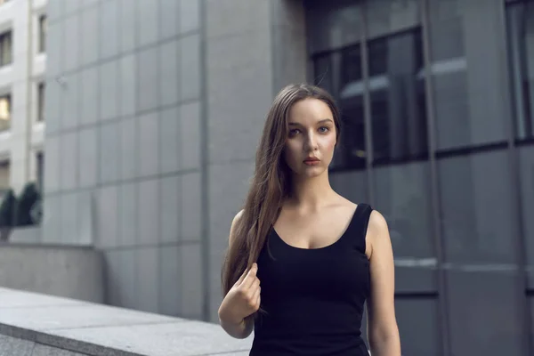 Urban Style Mit Langen Haaren Brünette — Stockfoto