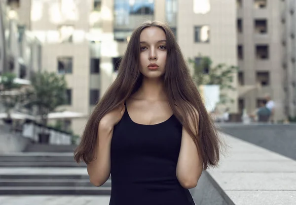 Urban Style Mit Langen Haaren Brünette — Stockfoto