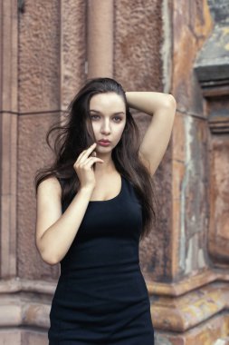 Uzun saçlı esmer ile kentsel tarzı