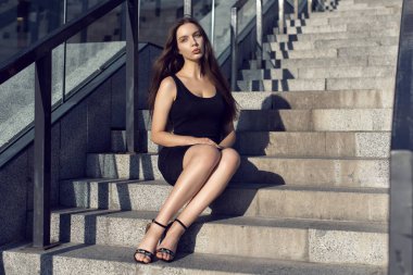 Uzun saçlı esmer ile kentsel tarzı