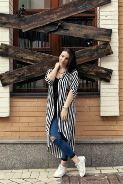 Bir kızın kentsel konut mahallelerde Photoshoot