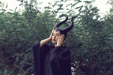 Bir peri masalı elbiseli bir genç kız