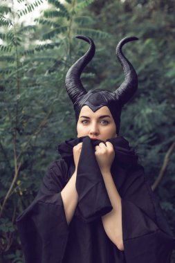 Bir peri masalı elbiseli bir genç kız