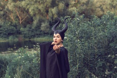 Bir peri masalı elbiseli bir genç kız