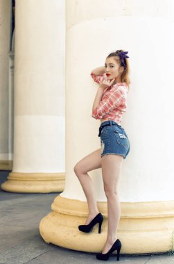 Kırmızı saçlı kız retro tarzı ile yürümek