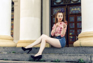 Kırmızı saçlı kız retro tarzı ile yürümek