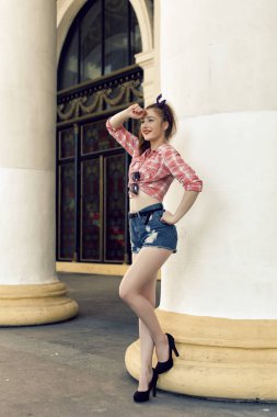 Kırmızı saçlı kız retro tarzı ile yürümek