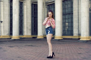 Kırmızı saçlı kız retro tarzı ile yürümek