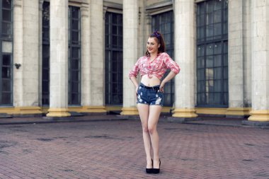 Kırmızı saçlı kız retro tarzı ile yürümek