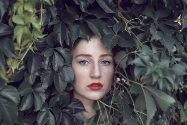 Kırmızı saçlı kız retro tarzı ile yürümek