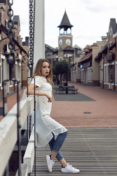 Uma Menina Está Andando Outono Uma Cidade Europeia — Fotografia de Stock