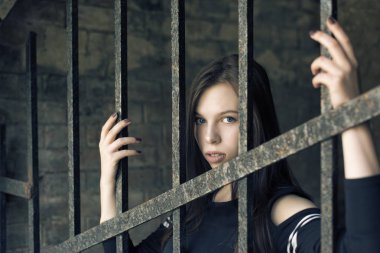 Yaz şehir ile genç bir esmer yürür