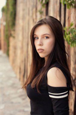 Yaz şehir ile genç bir esmer yürür