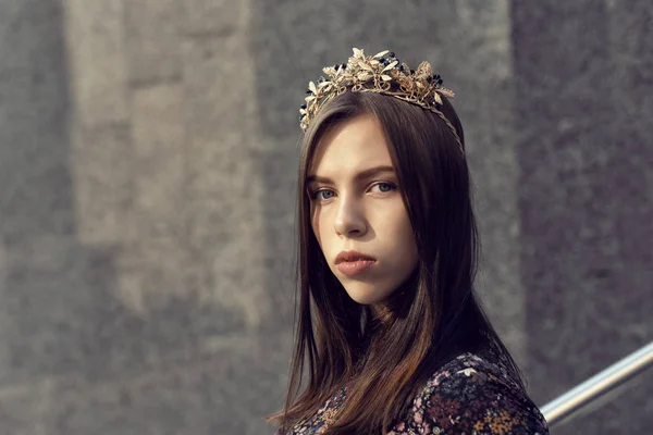 Yaz şehir ile genç bir esmer yürür