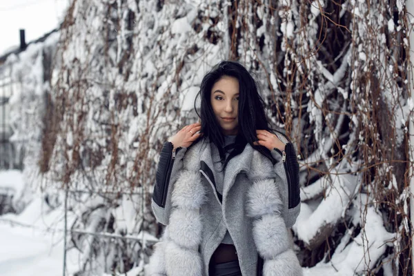 Vinterpromenad Med Ljusa Brunett — Stockfoto