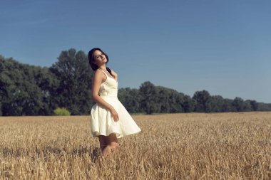 Bir kız ile kırsal yaz yürüyüş