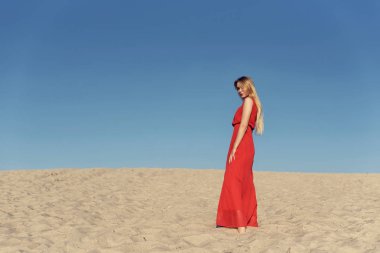 Sıcak kum tepeleri üzerinde yaz yürüyüş