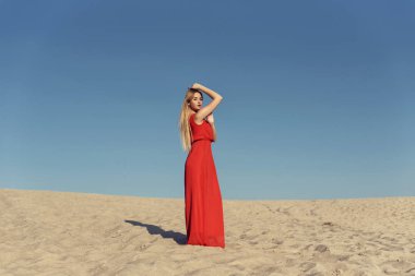 Sıcak kum tepeleri üzerinde yaz yürüyüş