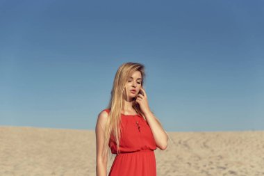 Sıcak kum tepeleri üzerinde yaz yürüyüş