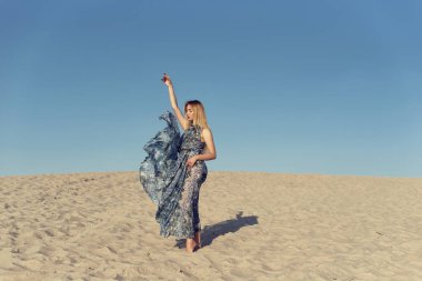 Sıcak kum tepeleri üzerinde yaz yürüyüş