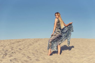 Sıcak kum tepeleri üzerinde yaz yürüyüş