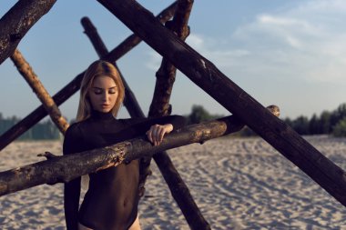 Sıcak kum tepeleri üzerinde yaz yürüyüş