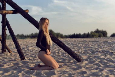 Sıcak kum tepeleri üzerinde yaz yürüyüş