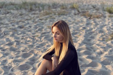 Sıcak kum tepeleri üzerinde yaz yürüyüş