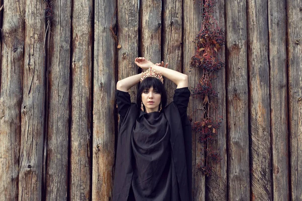 Uzun siyah bir ceket genç kız