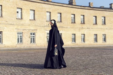 Uzun siyah bir ceket genç kız