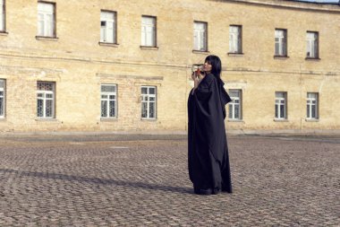 Uzun siyah bir ceket genç kız