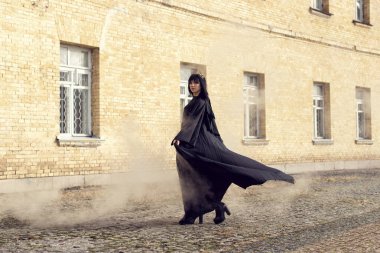 Uzun siyah bir ceket genç kız