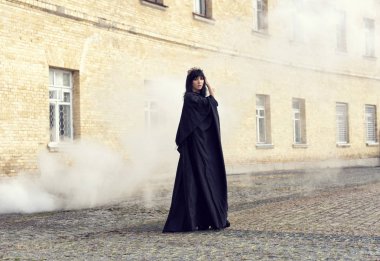 Uzun siyah bir ceket genç kız