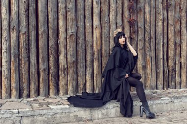 Uzun siyah bir ceket genç kız