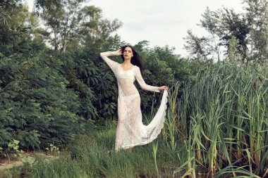 Nehri yakınında ormanda kız