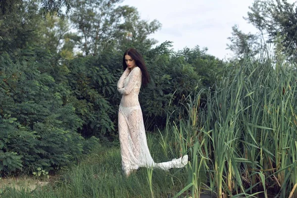 Nehri yakınında ormanda kız