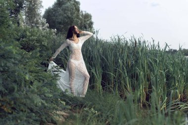 Nehri yakınında ormanda kız