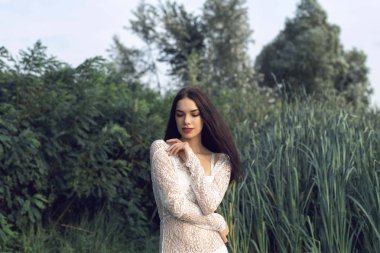 Nehri yakınında ormanda kız