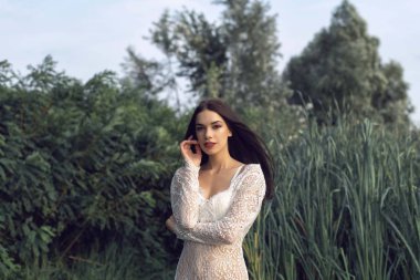 Nehri yakınında ormanda kız