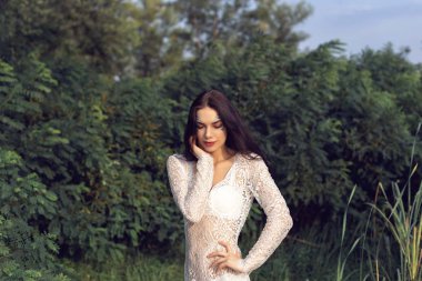 Nehri yakınında ormanda kız