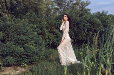 Nehri yakınında ormanda kız