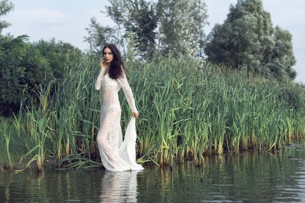 Menina Floresta Perto Rio — Fotografia de Stock