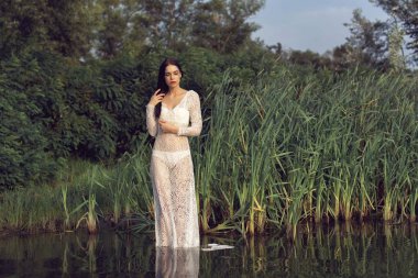 Nehri yakınında ormanda kız