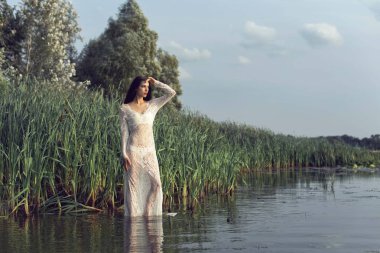 Nehri yakınında ormanda kız