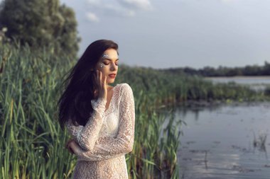 Nehri yakınında ormanda kız