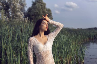 Nehri yakınında ormanda kız