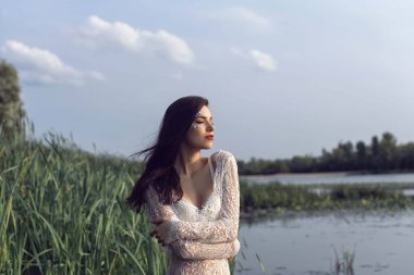 Nehri yakınında ormanda kız