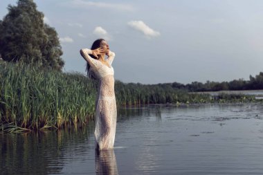 Nehri yakınında ormanda kız