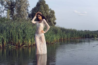 Nehri yakınında ormanda kız